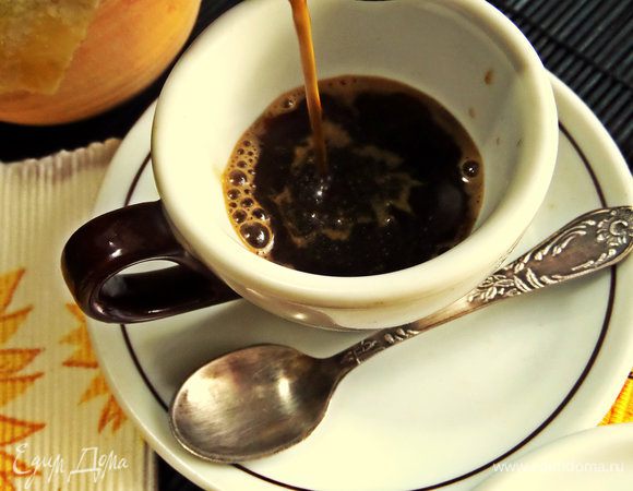 Сварить как обычный кофе и разлить по чашечкам.