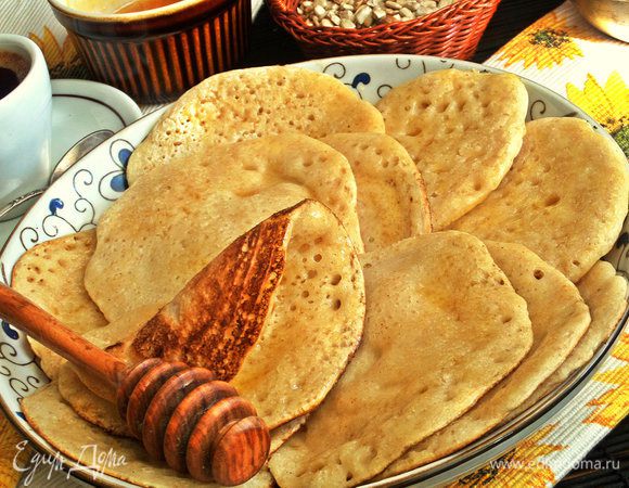 Блинчики также можно сложить пополам и макать в соус!