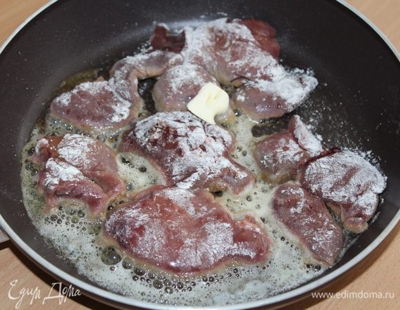 Муку смешайте со щепоткой молотого черного перца и щепоткой соли. Растопите в сковороде половину сливочного масла. Обваляйте куски печени в мучной смеси и обжарьте в масле пару минут с каждой стороны.