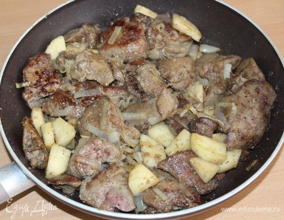 Сдвиньте печенку на край сковороды, а в середину положите яблоки. Обжарьте их минуты две-три, постоянно помешивая. Как только они станут мягче, сдвиньте их тоже к печенке, а в середину всыпьте кольца лука. Обжаривайте минуты две, пока лук не размягчится.