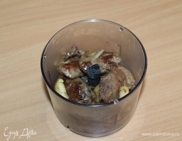 Полейте печень коньяком и подожгите (у меня не получилось), чтобы весь алкоголь вышел, а вкус остался (я просто потушила пару минут). Затем все поместите в блендер и превратите в пюре. Посолите по вкусу, добавьте остатки сливочного масла и снова пюрируйте блендером.