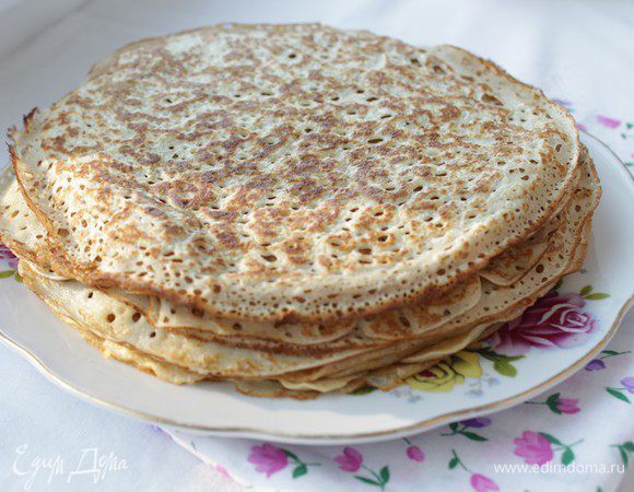 Но лучше испечь блины. Благодаря наличию крахмала в тесте эти блины отлично подойдут для фарширования.