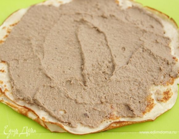 Затем на каждый блинчик нанести слой печеночного паштета толщиной около 0,5 см. Свернуть каждый блинчик в рулет и положить в холодильник на 15–20 минут.