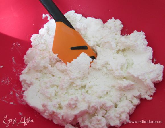 Творог (у меня домашний) растереть лопаточкой.