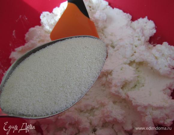 Добавить манку (ст. л. под нож) и сахар.