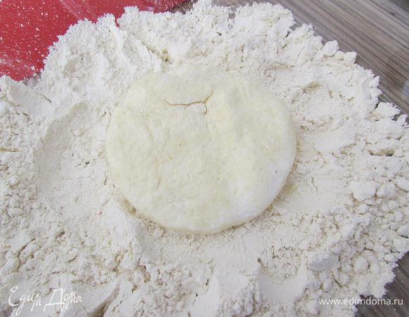 Сырники обвалять в муке.