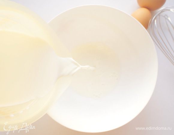 В миску влить молоко комнатной температуры.