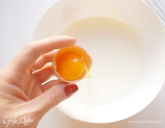 В молоко разбить 2 яйца, добавить коричневый (или обычный, по вкусу) сахар и ванильный сахар.