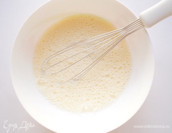Перемешать венчиком до однородного состояния.