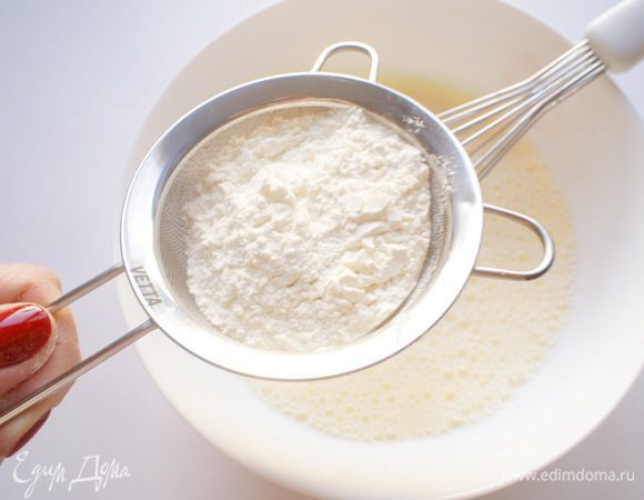 Просеять муку с 1/2 чайной ложки соды.