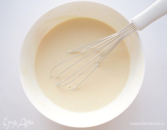 Перемешать тесто венчиком, чтобы не было комочков.