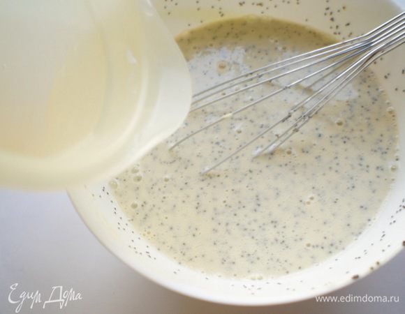 Постепенно влить в тесто крутой кипяток, постоянно перемешивая вечиком.