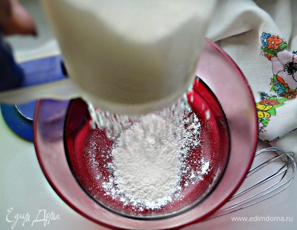 Просеять в миску муку с 2 щепотками соли.