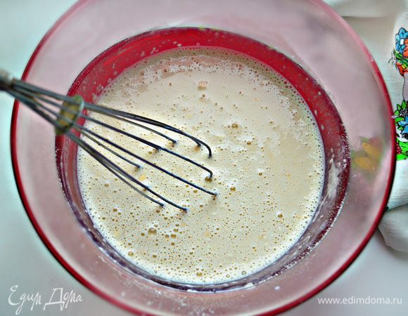 Тщательно перемешать до получения однородной смеси. 
Добавить в блинную смесь 1 ч. л. растительного масла и ещё раз всё перемешать.