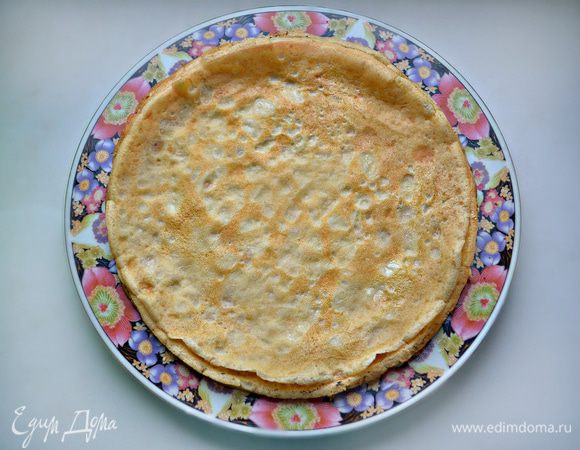 Выпекать блинчики в разогретой сковороде с двух сторон до зарумянивания, промазывая слегка готовые блины растопленным сливочным маслом. Я использовала сковороду d=22 см и у меня получилось 8 блинчиков. Если у вас сковорода меньшим диаметром, то, соответственно, блинов получится больше, а сам пирог повыше.