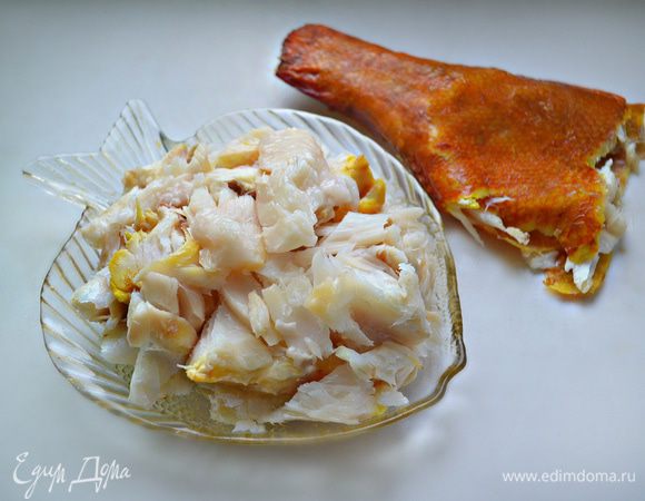 Для начинки рыбу очистить от кожи, мякоть разобрать на небольшие кусочки, удаляя кости.