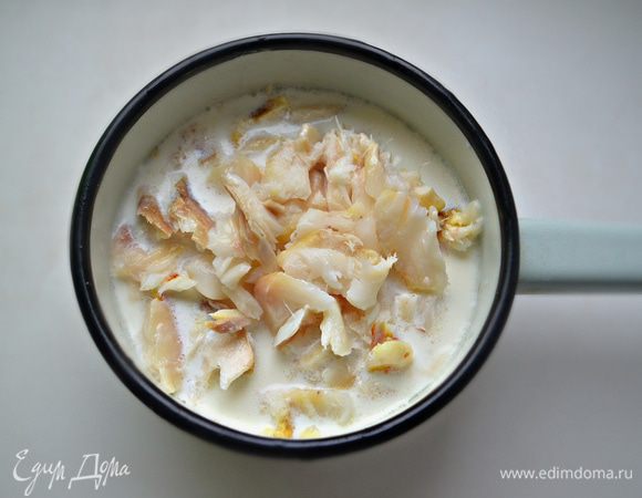 Оставшиеся 300 мл молока влейте в кастрюлю, положите рыбу. Поставьте кастрюлю на небольшой огонь, доведите да кипения и варите 5 минут. Затем снимите кастрюлю с огня и дайте постоять рыбе в молоке ещё 15 минут. После чего вынуть рыбу из молока, молоко сохранить.