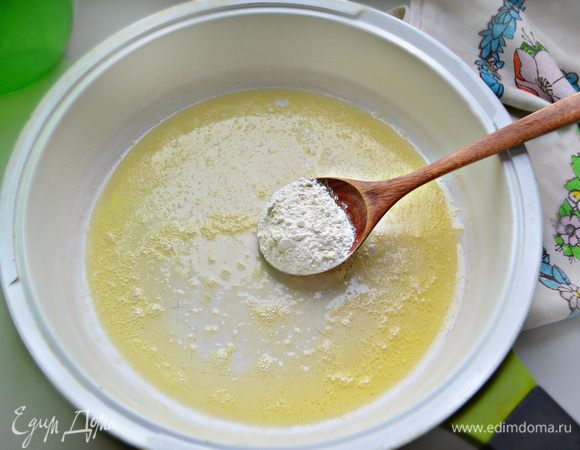 Для соуса в сковороде растопите 2 ст. л. сливочного масла, добавьте 1 ст. л. муки и обжарьте до золотистого цвета, постоянно помешивая. Постепенно влейте молоко, в котором варилась рыба и доведите до кипения и проварите 1 мин, не переставая помешивать.