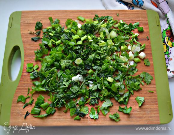 Зелёный лук, петрушку и укроп промойте, просушите бумажным полотенцем и мелко порубите.
