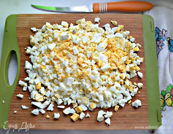 Отварить 4 яйца вкрутую, мелко порубить.