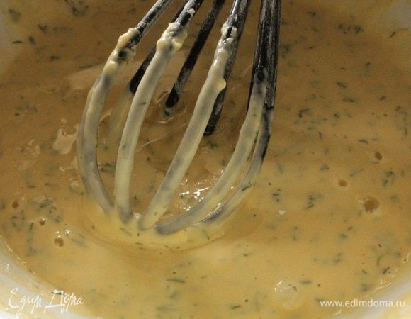 Постепенно добавить просеянную муку,перемешать, добавить растительное масло, перемешать, получится густое однородное тесто.