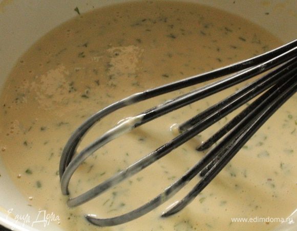 Добавить остальное молоко,снова перемешать, накрыть посуду пленкой и оставить на 10 минут.