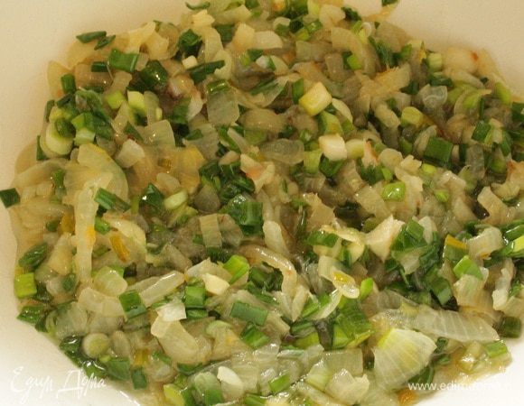 Теперь приготовим начинку. Репчатый лук почистить,разрезать на четыре части и нарезать соломкой, зеленый лук мелко нарезать. Обжарить до прозрачности на растительном масле репчатый лук, в конце добавить зеленый лук, перемешать и выключить огонь, остудить.