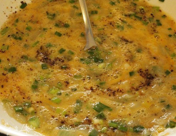 Добавить к луку яйца,молотый перец, перемешать.