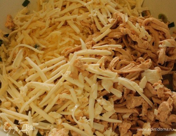 Добавить натертый на крупной терке сыр.У меня было 100 грамм российского и три плавленых сырка весом по 100 грамм, (один сливочный и два с добавлением паприки).