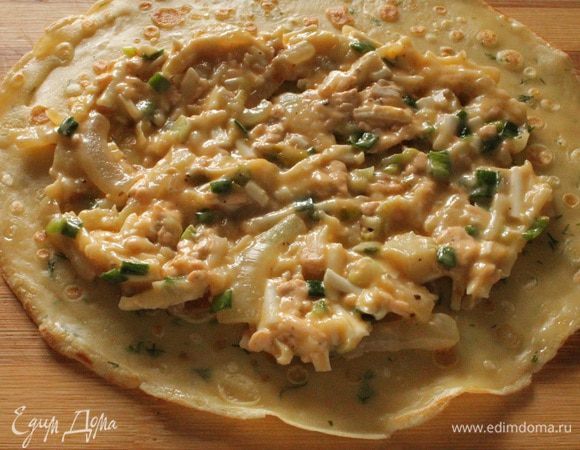 Выкладываем начинку на блинчик, свертываем рулетиком.