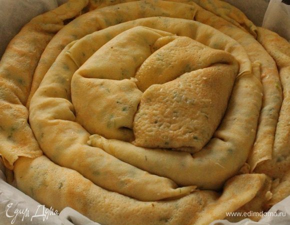 Форму для выпечки выстелить пергаментом. Выкладываем блинчики с начинкой в виде улитки.