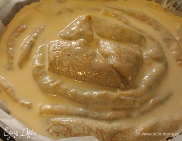 Смешать сметану с яйцами и щепоткой соли, равномерно распределить по всей форме заливку.