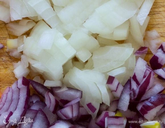 Мелко порубите репчатый лук. Помидоры нарежьте небольшими дольками. Сыр натрите на мелкой терке. Влейте немного оливкового масла в сковороду и поставьте на огонь.