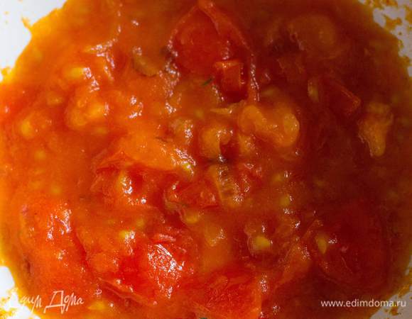 Обжаривайте пару минут лук, и добавьте помидоры, пассируйте еще 2-3 мин., и выложите в миску.