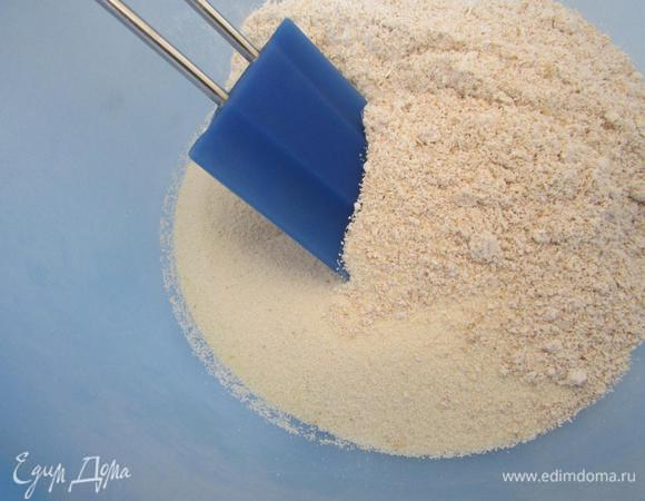 Соединить манную крупу и овсянку. 