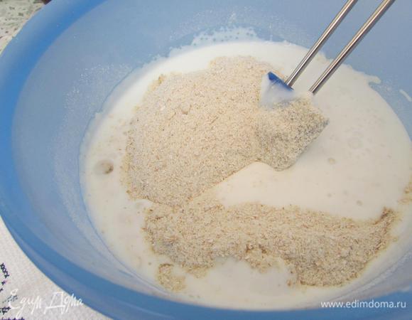 Злаковую смесь залить кефиром и оставить на 2 часа.