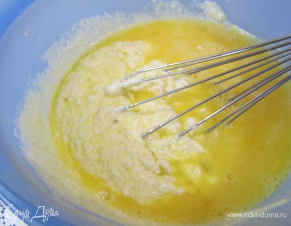 По истечение времени взбить яйца с солью и ввести в кефирную массу.