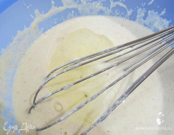 Затем добавить соду (не гасить), сахар и растительное масло. Влить кипяток. Всё хорошо перемешать.