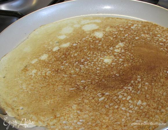 Блины жарить на раскаленной сковороде с обеих сторон по 3-4 минуты на слабом огне.