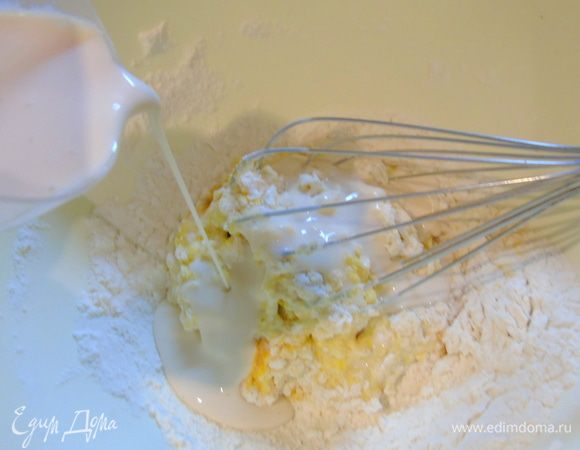 Влейте ряженку замешивая тесто.