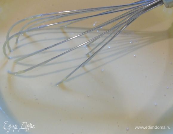 Хорошо перемешайте, чтобы не было комочков. Влейте растительное масло и еще раз перемешайте.