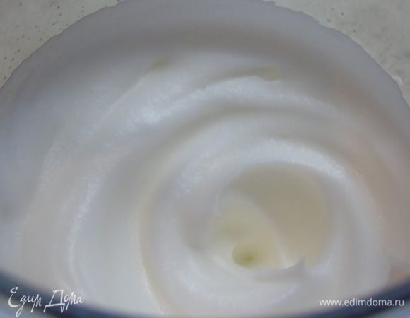 Белки взбейте с солью в крепкую пену.