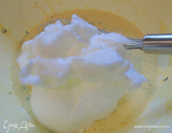 Введите белки в тесто, перемешиваем. Консистенция выходит не очень жидкая, если хотите очень тонкие блины, разведите тесто молоком или же ряженкой.