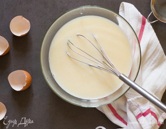 В миске соедините теплую воду, кефир, соль и сахар, взбейте не много венчиком, затем добавьте яйца, все хорошо перемешайте венчиком.