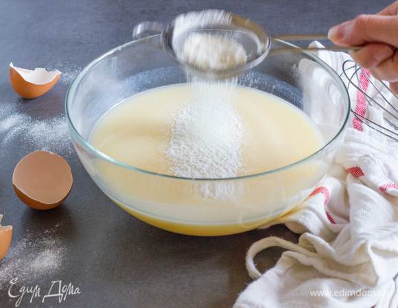 Постепенно, добавьте просеянную муку, постоянно взбивая венчиком.