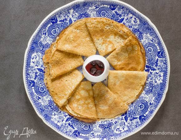 Возьмите блинную сковороду, смажьте ее растительным маслом и выпекайте тонкие блинчики. Подавайте блинчик со сметаной, любимым вареньем или медом. Приятного аппетита. 