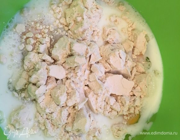 В чаше для миксера соединяем все продукты и взбиваем. 