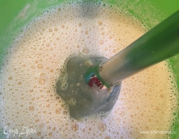 Очень удобно пользоваться погружным миксером. Взбиваем не дольше минуты. Затем сцеживаем через сито, чтобы не осталось никаких комочков.