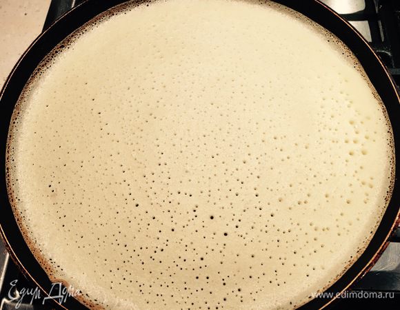 Нагреваем сковороду для блинов с антипригарным покрытием (необходимости в масле нет, это по желанию). Блины выпекаем как обычные.