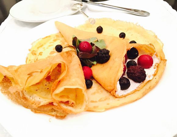 Идеальны как в сладком так и в соленом варианте! 
На фото блины с начинкой из взбитого творога с клубникой.